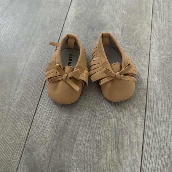 old navy tan moccasin booties baby girl 0-3 months never worn - Picture 14 of 15